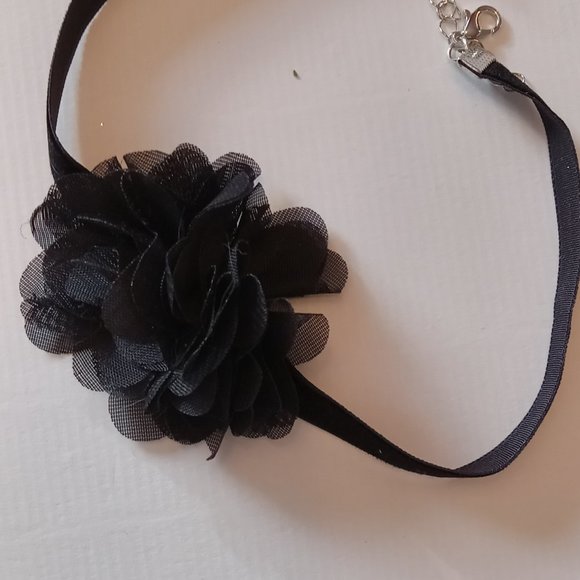 Choker with black flower - Picture 2 of 2